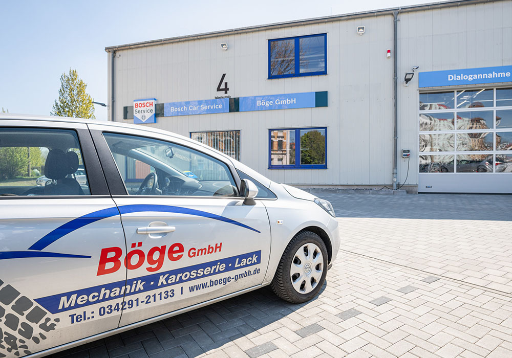 Ein Auto steht vor der Böge GmbH Werkstatt.